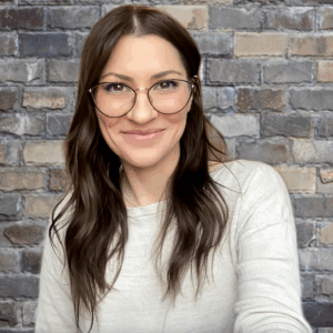 In this episode, CEO of ZeeMee, Vanessa Didyk, joins us to talk about how to fight summer melt in your enrollment marketing.